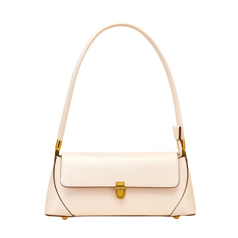 Bolso bandolera blanco roto con asa curva, solapa y cierre dorado rectangular