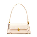 Bolso bandolera blanco roto con asa curva, solapa y cierre dorado rectangular