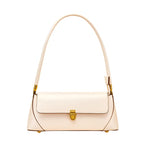 Bolso bandolera blanco roto con asa curva, solapa y cierre dorado rectangular