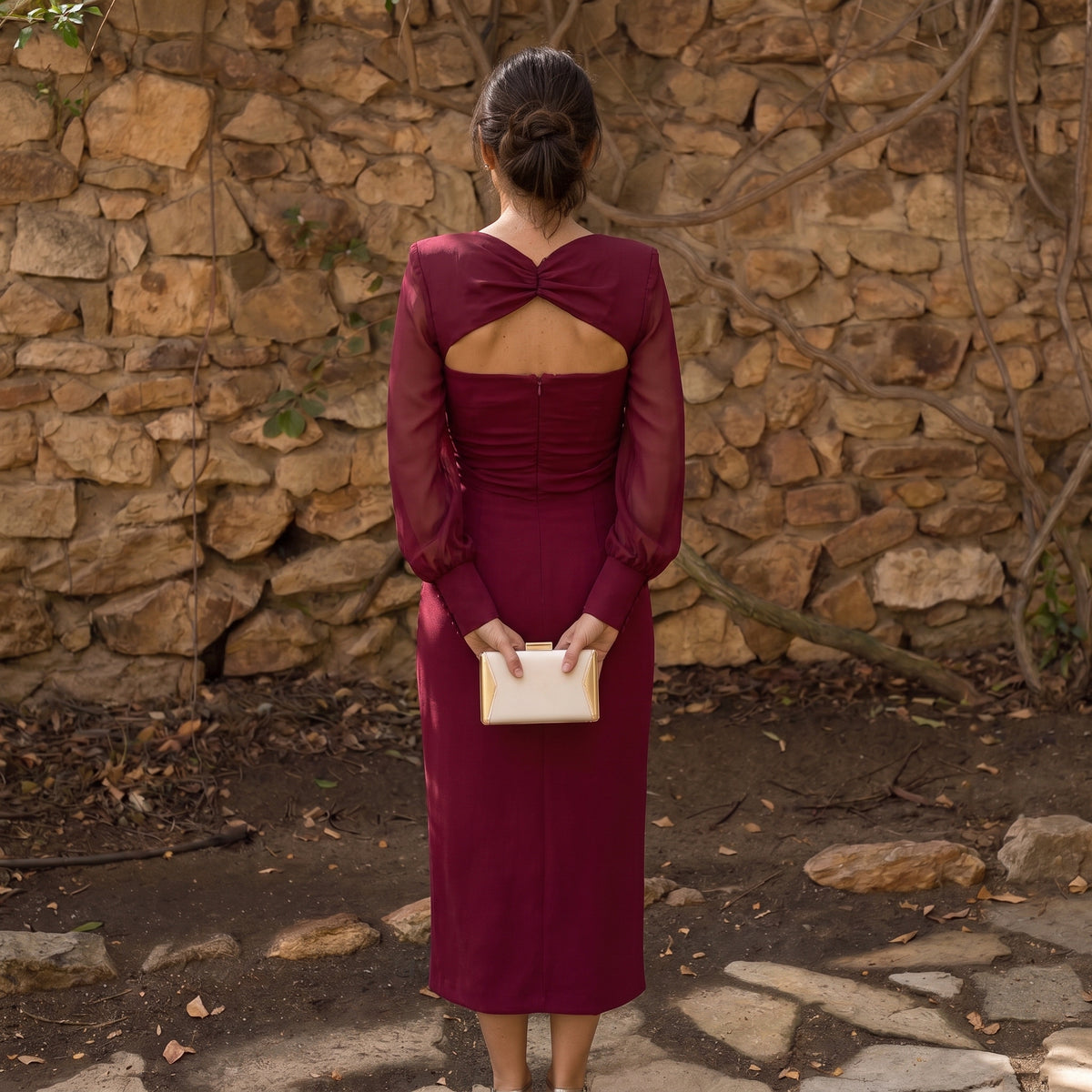 Vestido Carla granate midi con espalda fruncida y moño trasero, mangas largas