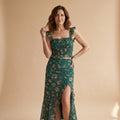 Vestido largo verde con falda con volantes y abertura frontal, escote cuadrado