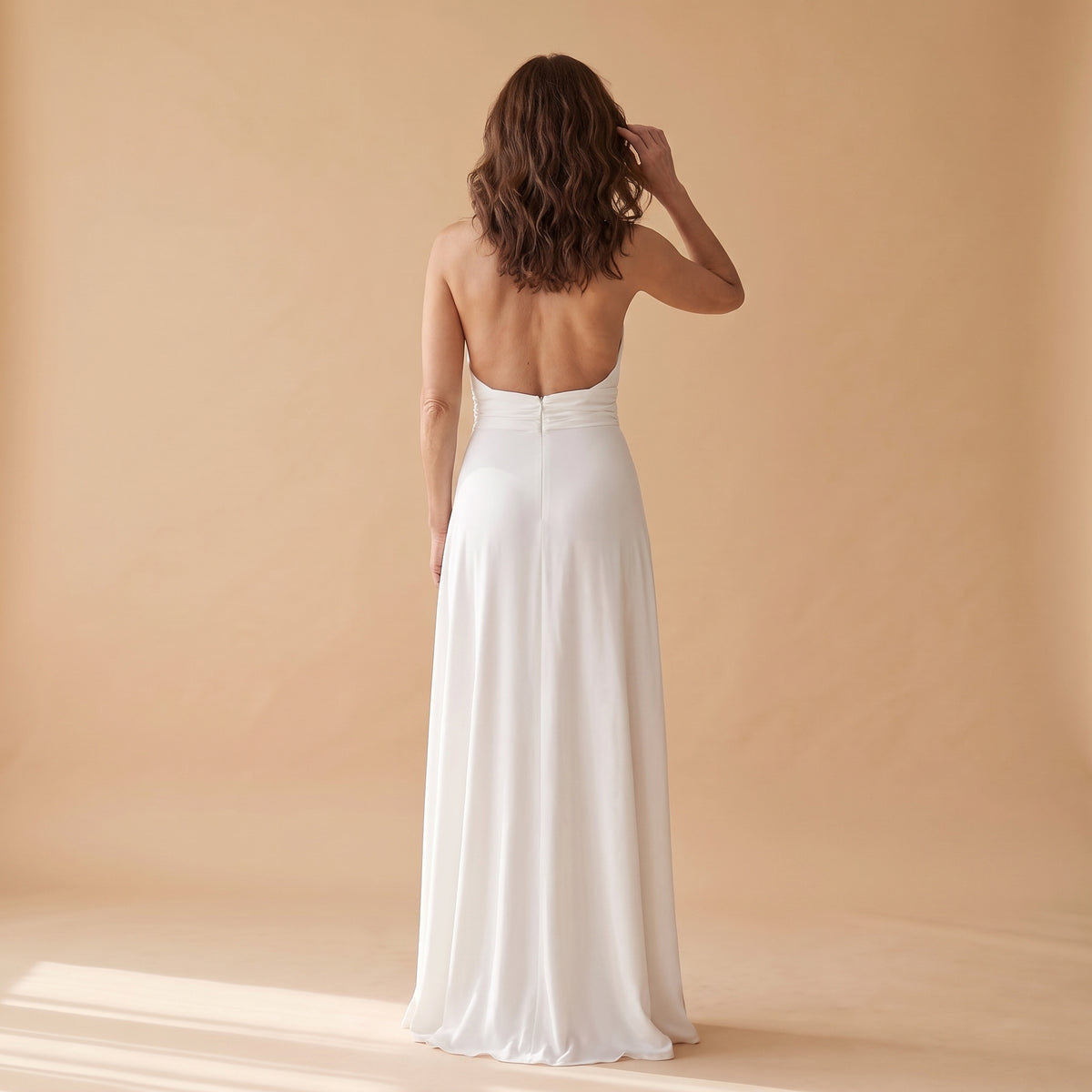 Vestido largo blanco sin mangas con escote halter y espalda descubierta