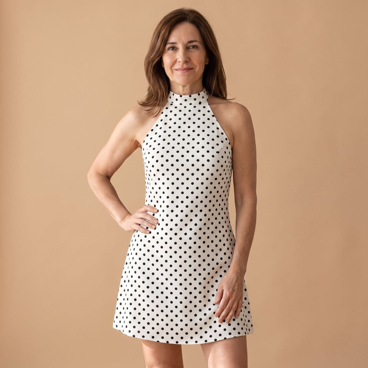 Vestido tipo capri sin mangas de lunares negros sobre blanco, cuello alto