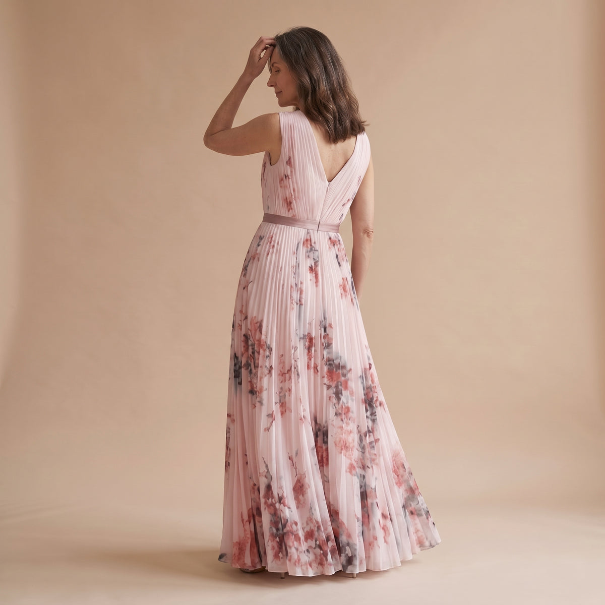 Vestido midi sin mangas con escote V y estampado floral rosa y blanco