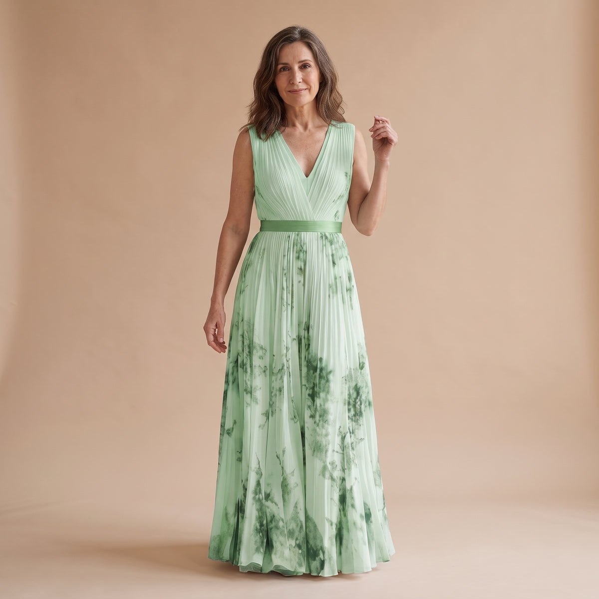 Vestido largo sin mangas verde menta, escote V cruzado y falda plisada con estampado