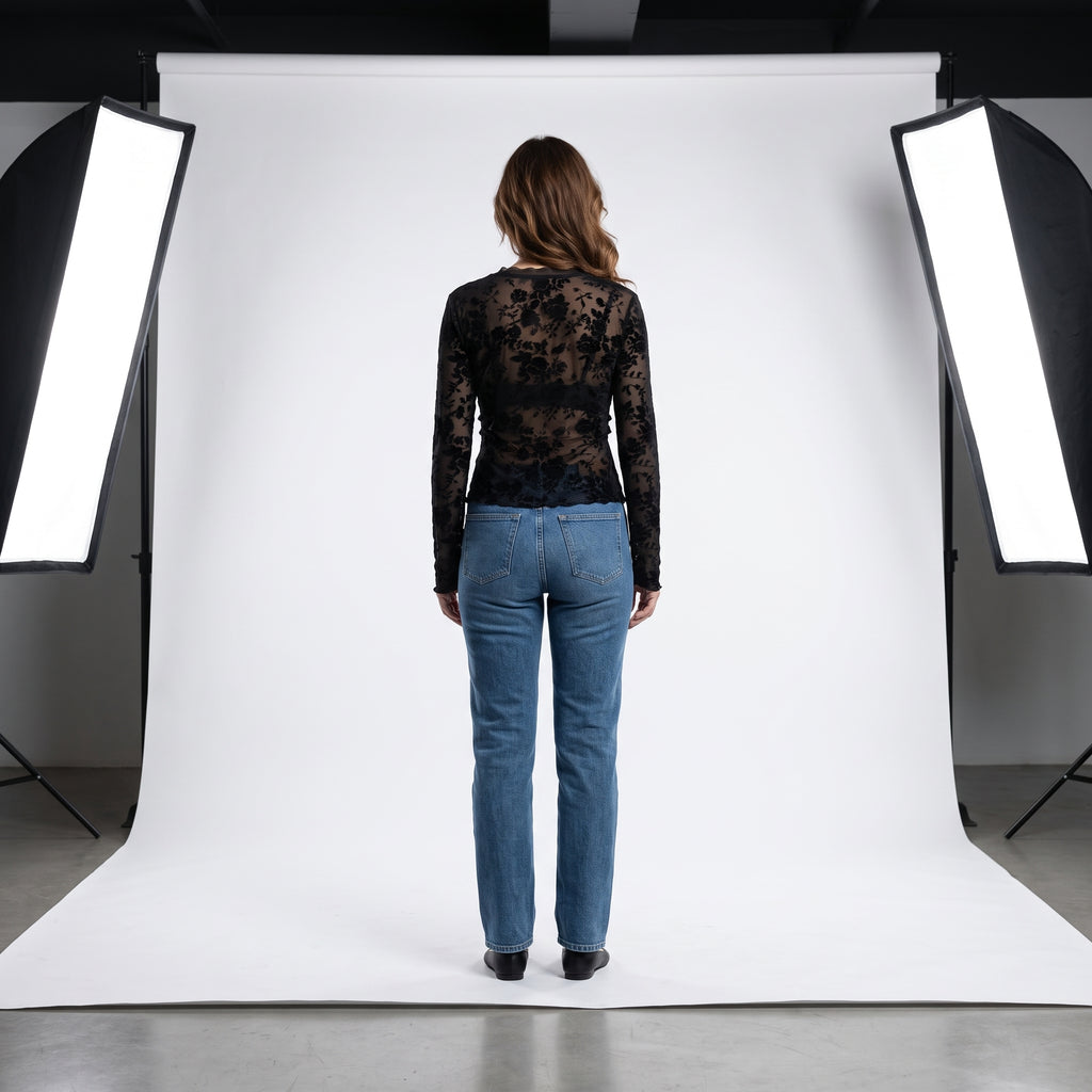 Blusa negra de encaje con estampado floral y escote visible en la espalda