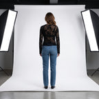 Blusa negra de encaje con estampado floral y escote visible en la espalda