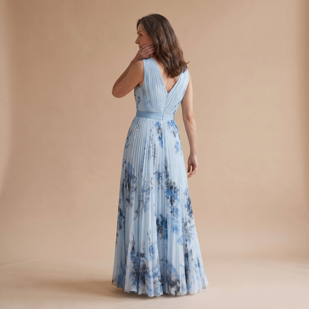 Vestido maxi sin mangas azul, escote V cruzado y falda plisada con estampado tipo acuarela