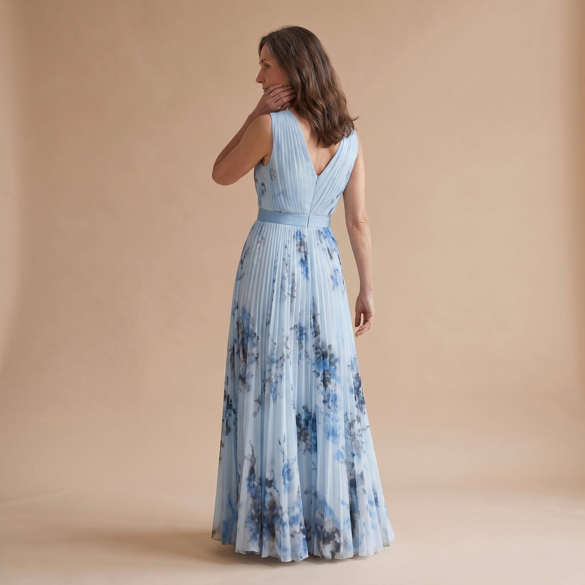 Vestido maxi sin mangas azul, escote V cruzado y falda plisada con estampado tipo acuarela