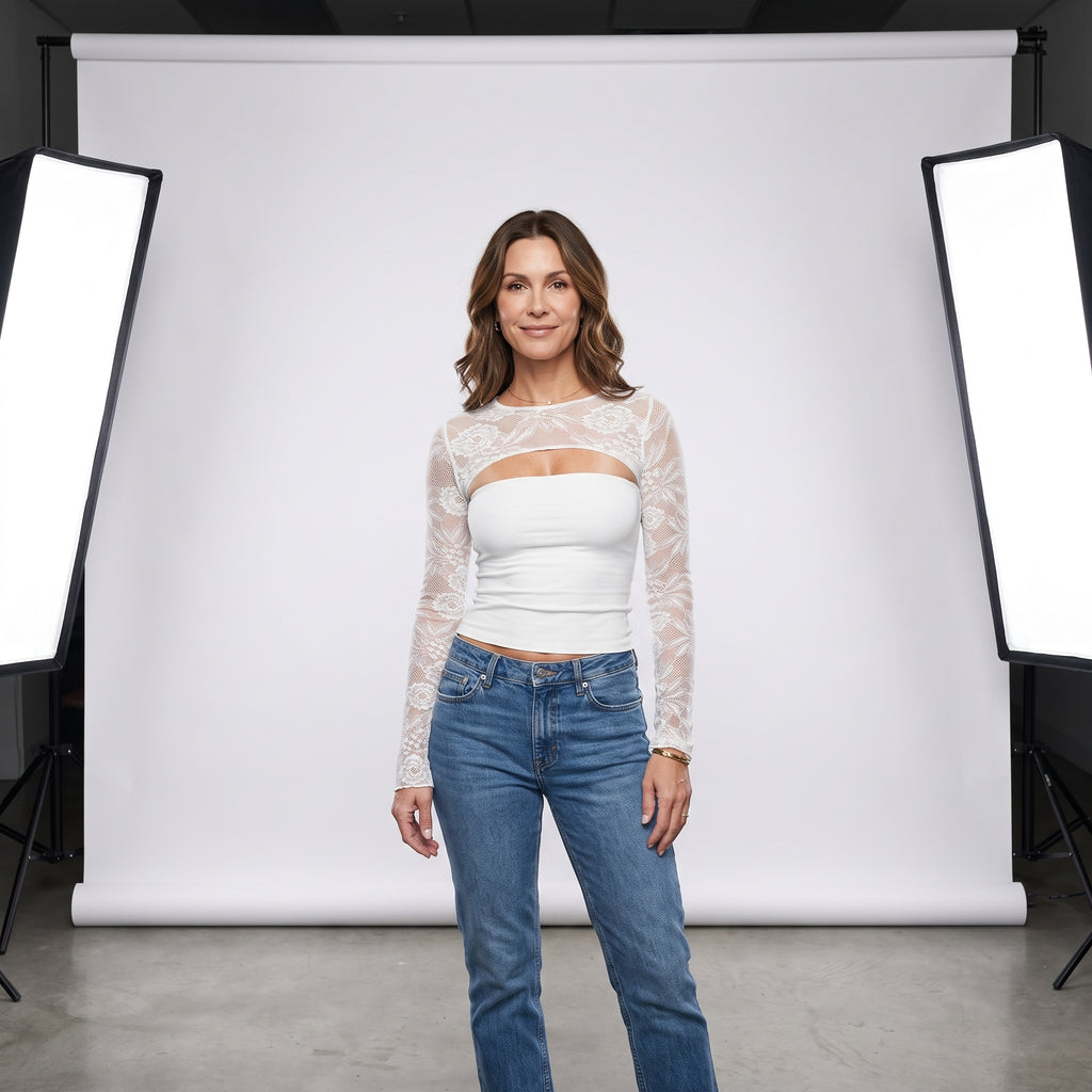 Top blanco de encaje floral con base lisa tipo corsé y mangas largas transparentes