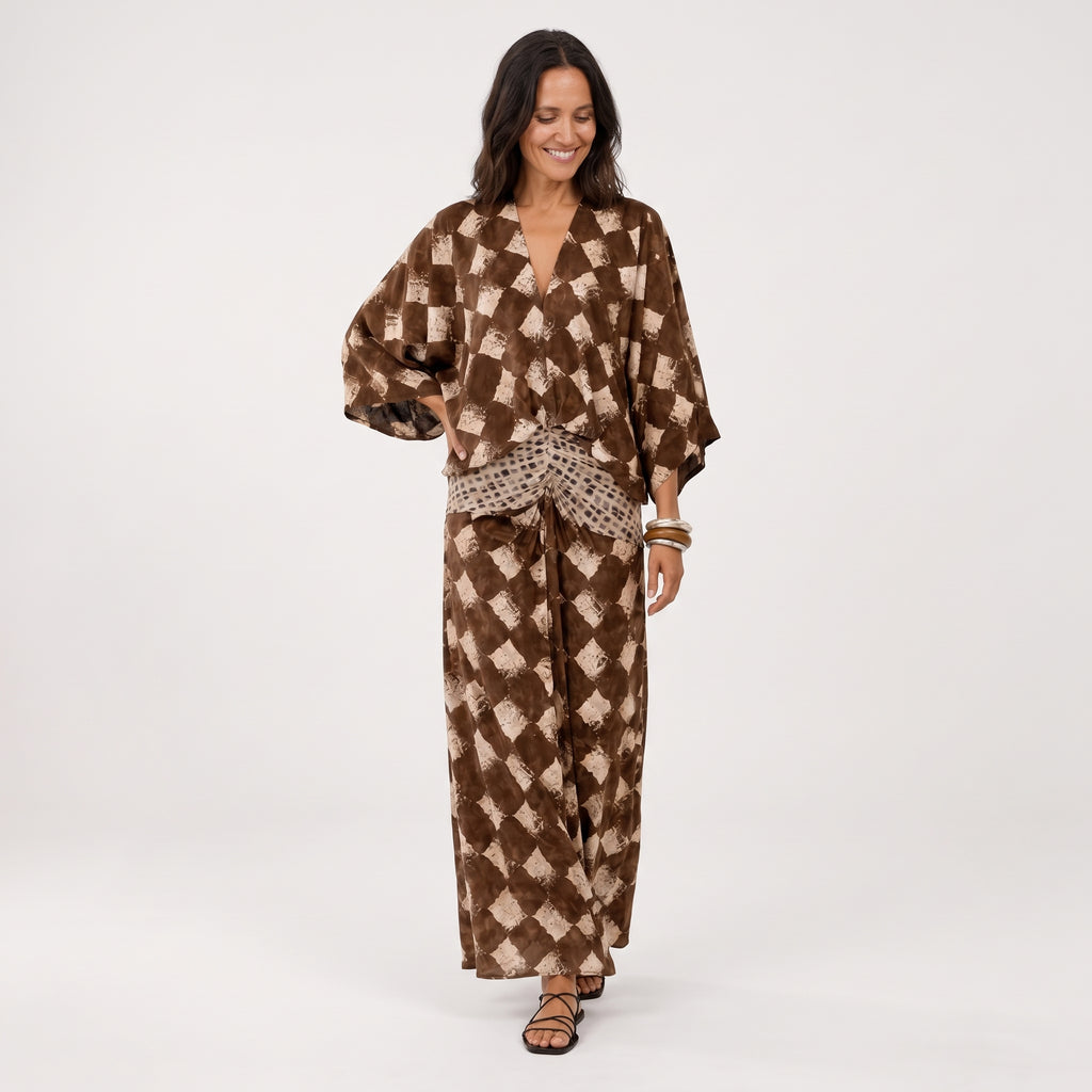 Vestido fluido tipo kimono marrón con estampado de rombos y escote en V