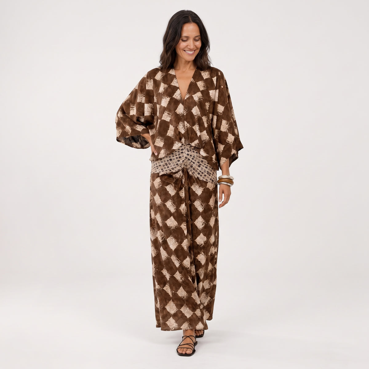Vestido fluido tipo kimono marrón con estampado de rombos y escote en V