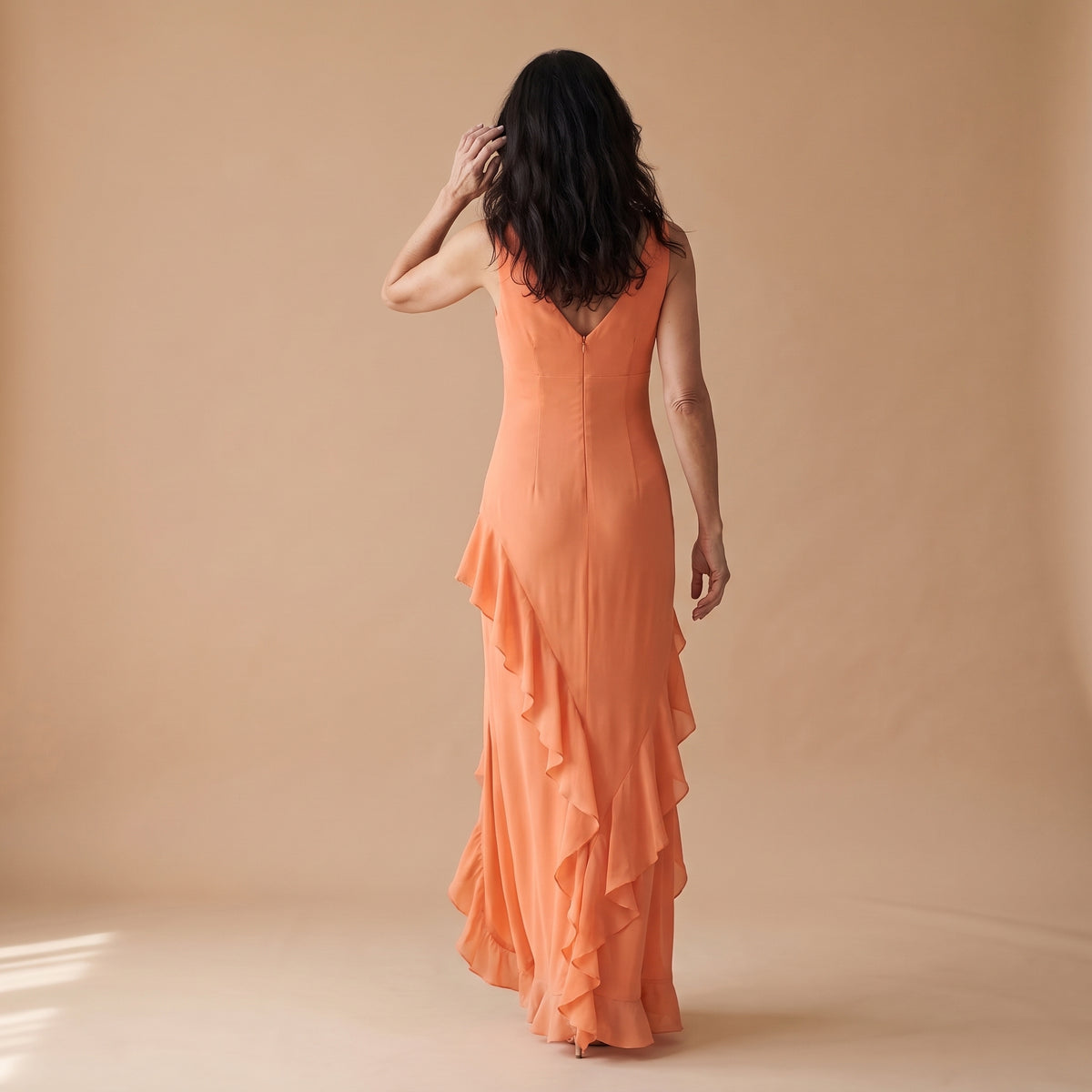 Vestido largo sin mangas color naranja coral, escote en V y volante lateral