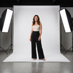 Pantalón de lino natural negro con botones decorativos y pierna ancha