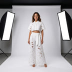 Conjunto blanco de blusa corta y pantalón largo con bordado y lazo en la cintura