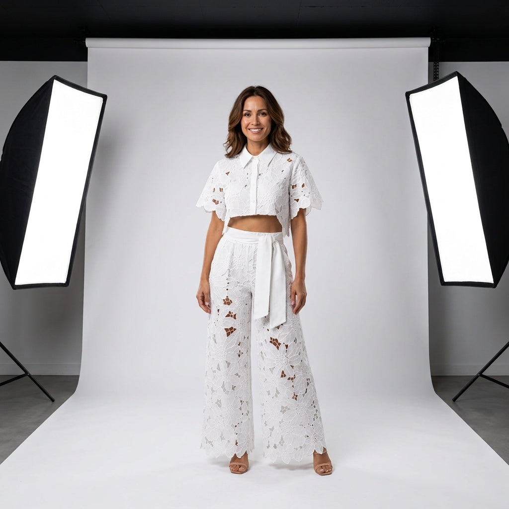Conjunto blanco de blusa corta y pantalón largo con bordado y lazo en la cintura