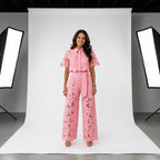 Conjunto rosa con bordado calado: blusa con botones y pantalón de pierna amplia