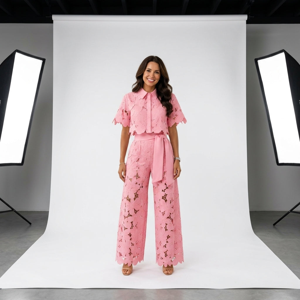 Conjunto rosa con bordado calado: blusa con botones y pantalón de pierna amplia