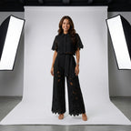 Conjunto negro de blusa y pantalón con bordado calado y cinturón anudado