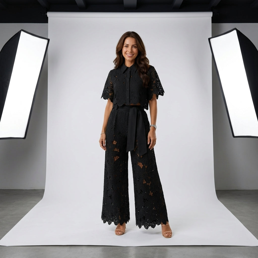 Conjunto negro de blusa y pantalón con bordado calado y cinturón anudado
