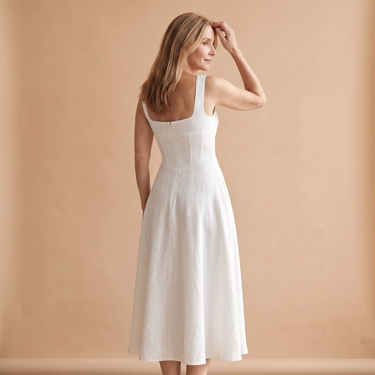 Vestido midi blanco con tirantes cuadrados y falda acampanada