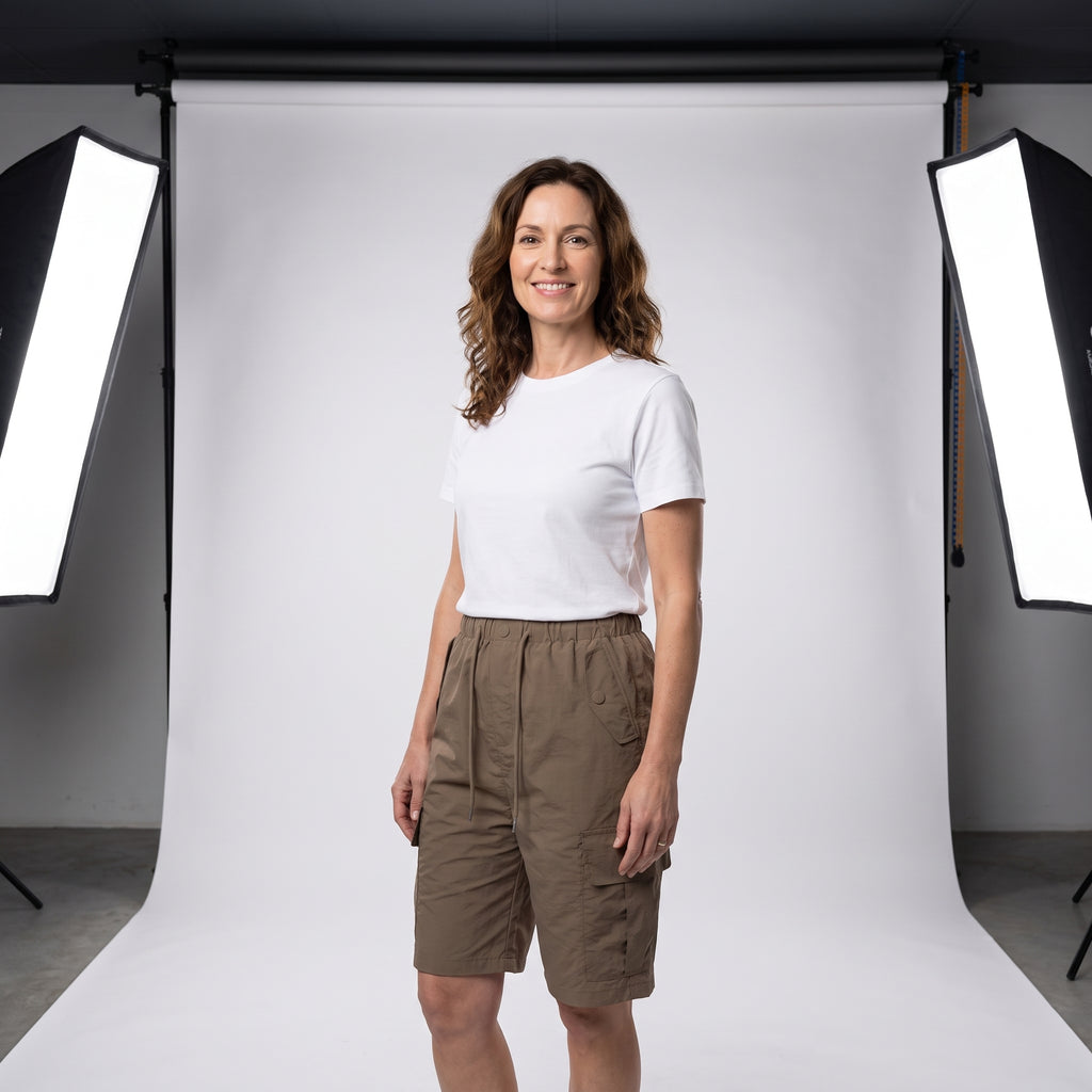 Short cargo marrón con cintura elástica y bolsillos utilitarios, usado.