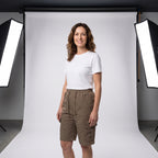 Short cargo marrón con cintura elástica y bolsillos utilitarios, usado.