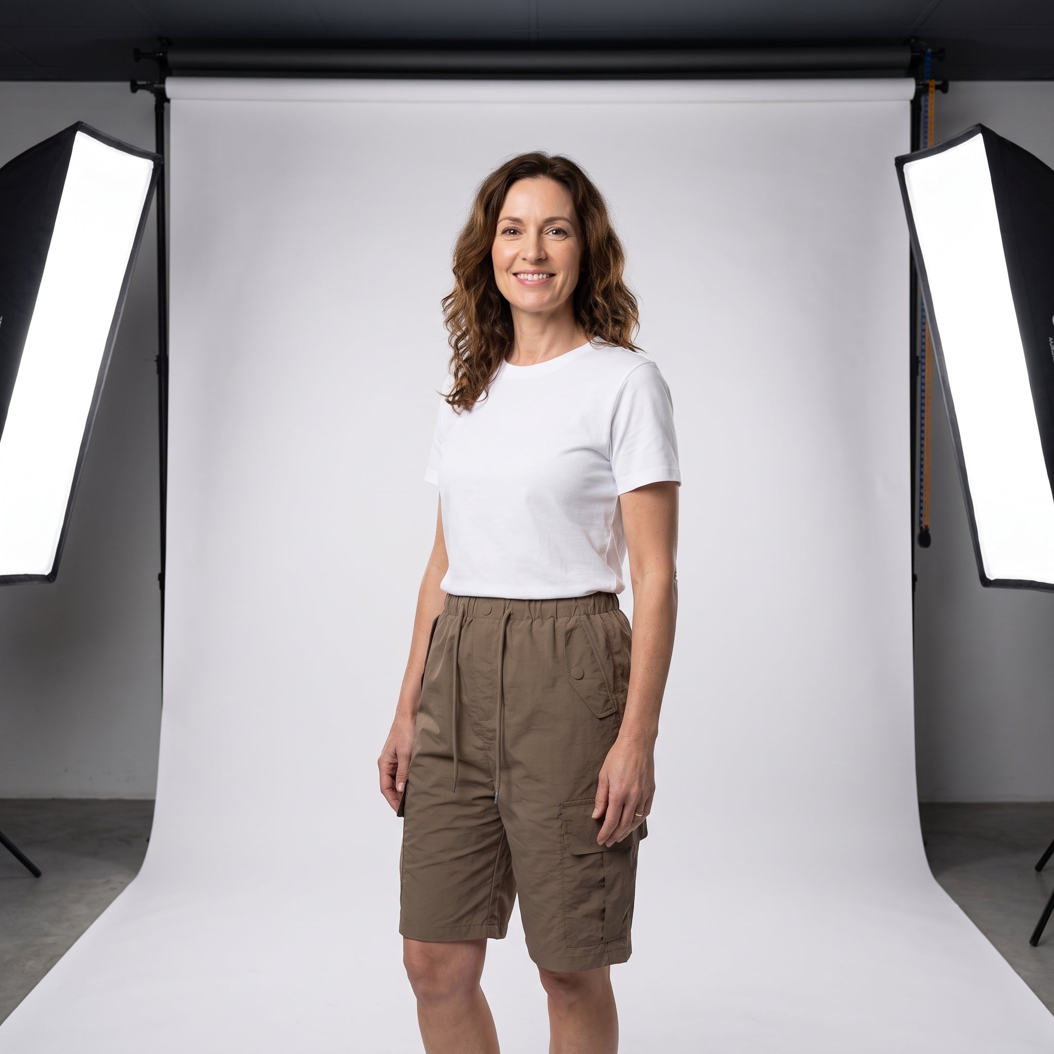 Short cargo marrón con cintura elástica y bolsillos utilitarios, usado.