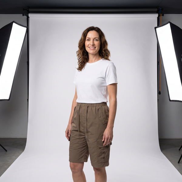 Short cargo marrón con cintura elástica y bolsillos utilitarios, usado.