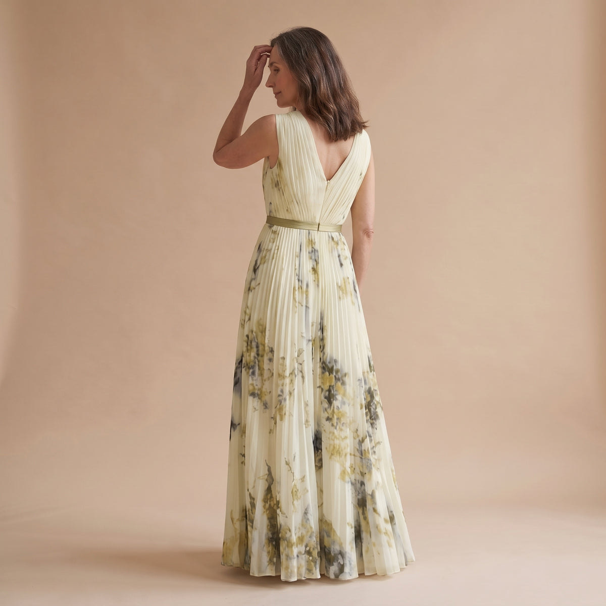 Vestido largo sin mangas amarillo claro, escote V cruzado y falda plisada con estampado verde