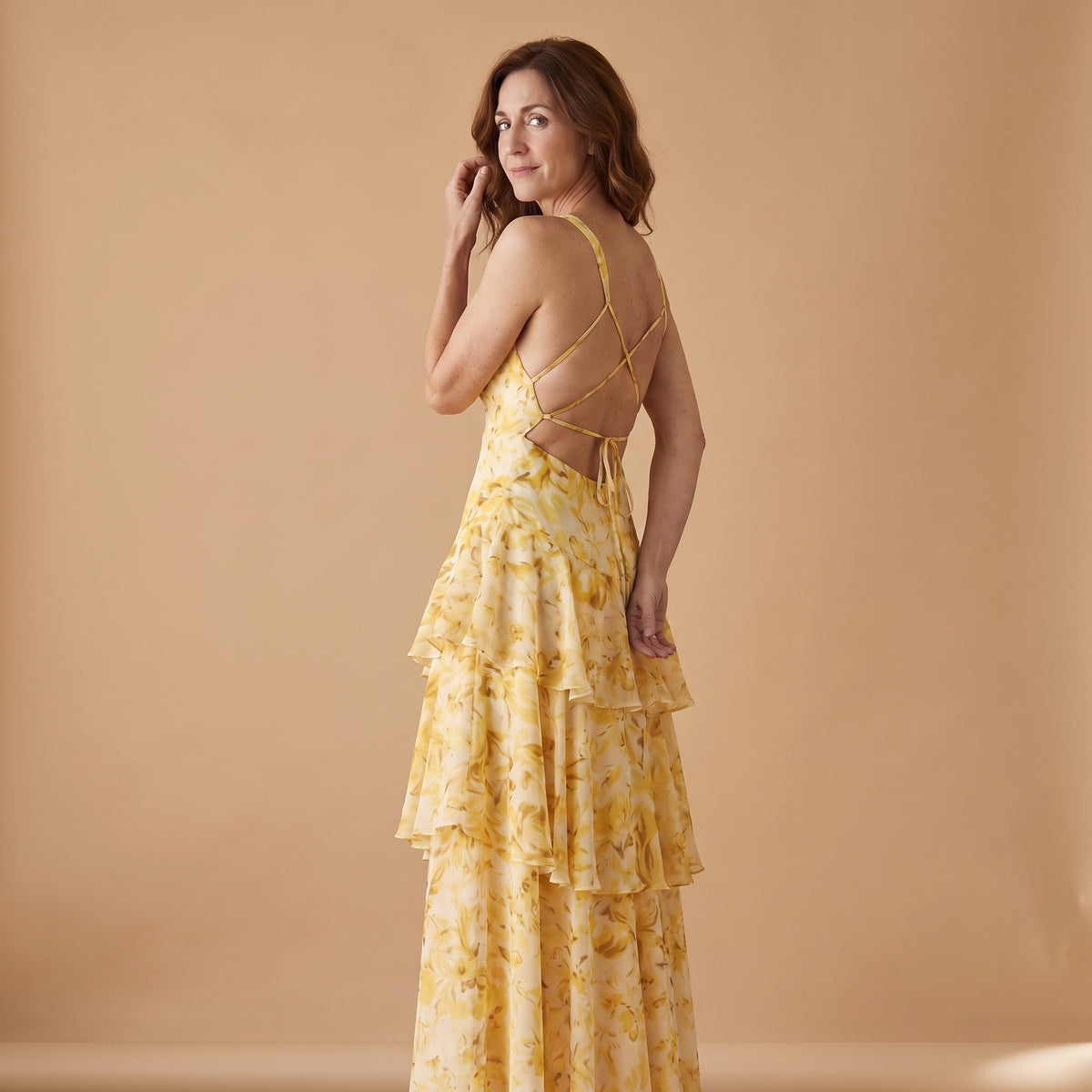 Vestido Étoile Lisa amarillo con estampado floral y tirantes cruzados en la espalda, con volantes