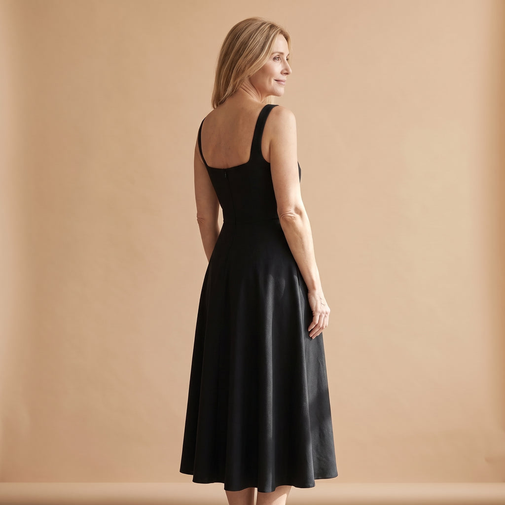 Vestido midi negro con espalda descubierta y tirantes anchos, falda acampanada