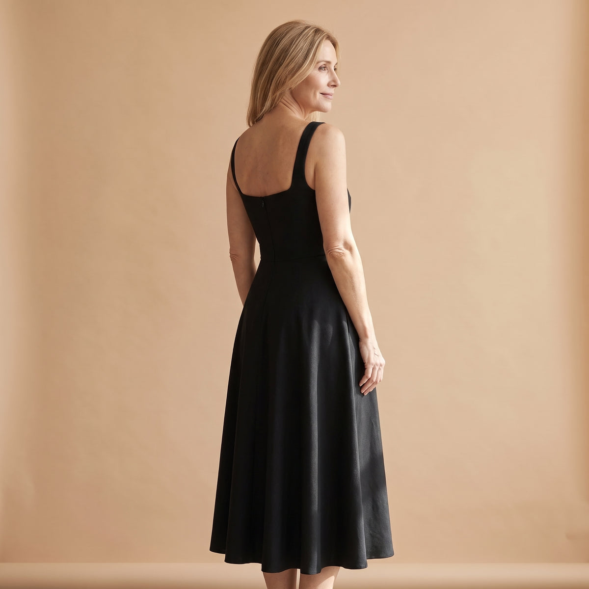 Vestido midi negro con espalda descubierta y tirantes anchos, falda acampanada