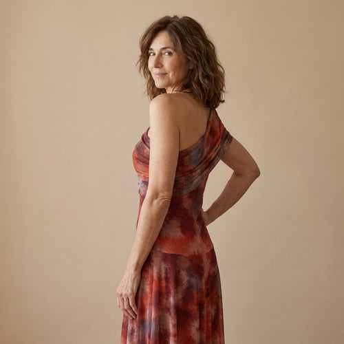 Vestido midi estampado acuarela bicolor, espalda con tirante ancho y corte entallado.