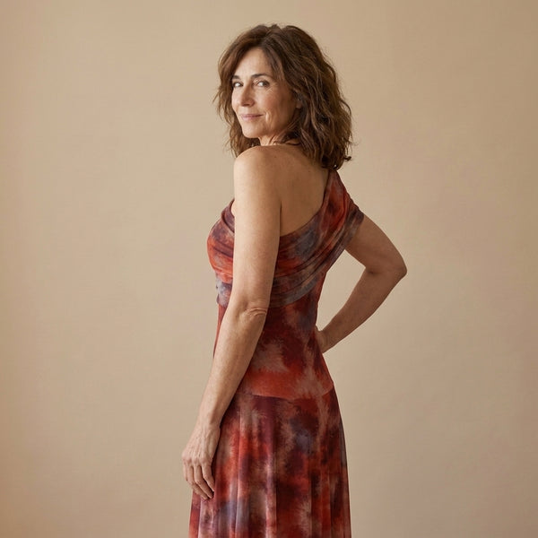 Vestido midi estampado acuarela bicolor, espalda con tirante ancho y corte entallado.