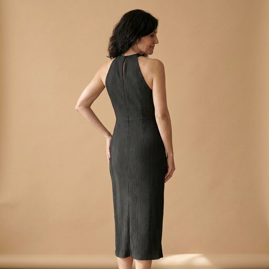Vestido midi sin mangas verde oscuro, cuello alto y abertura frontal