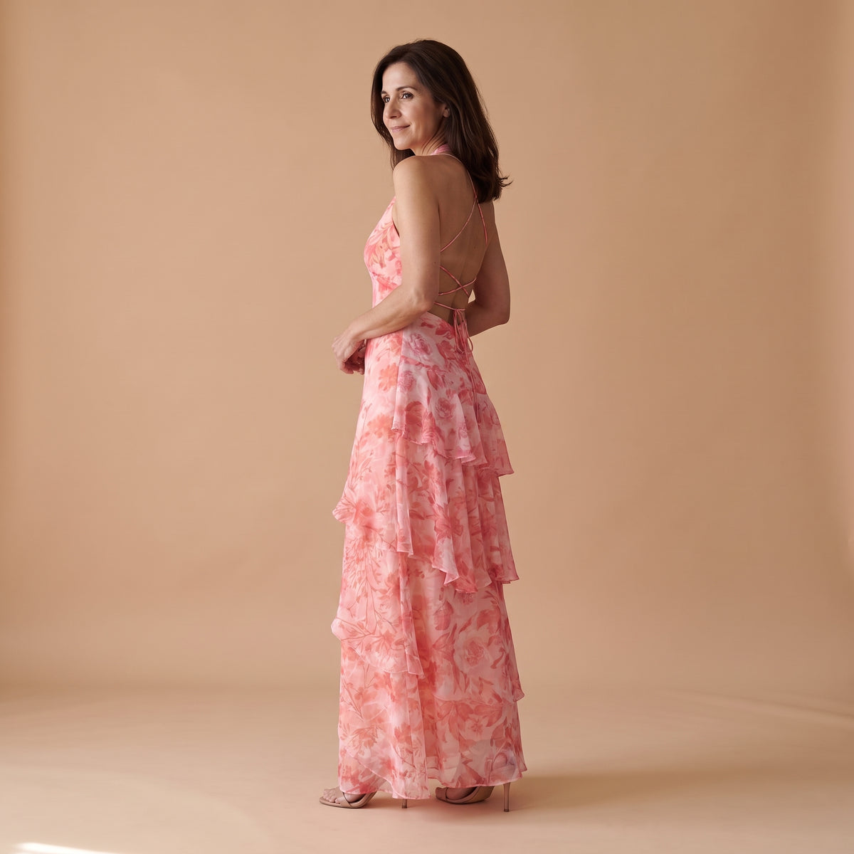 Vestido largo rosa con estampado floral, espalda descubierta con tiras cruzadas