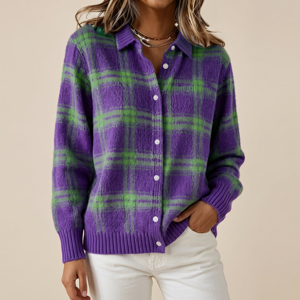 Suéter de punto morado con cuadros verde, cuello tipo camisa con botones.