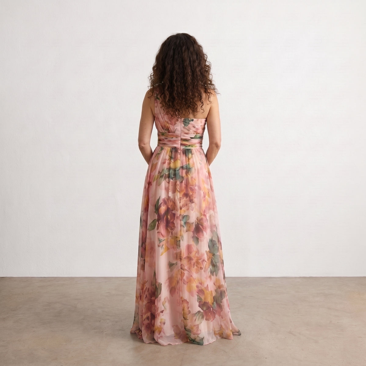 Vestido largo estampado asimétrico, espalda descubierta, colores melocotón y flores.