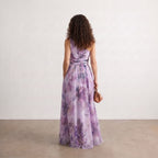 Vestido largo estampado asimétrico con espalda descubierta, tonos lila y morado.