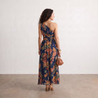 Vestido largo estampado asimétrico con tirante cruzado, espalda descubierta, tonos azul.