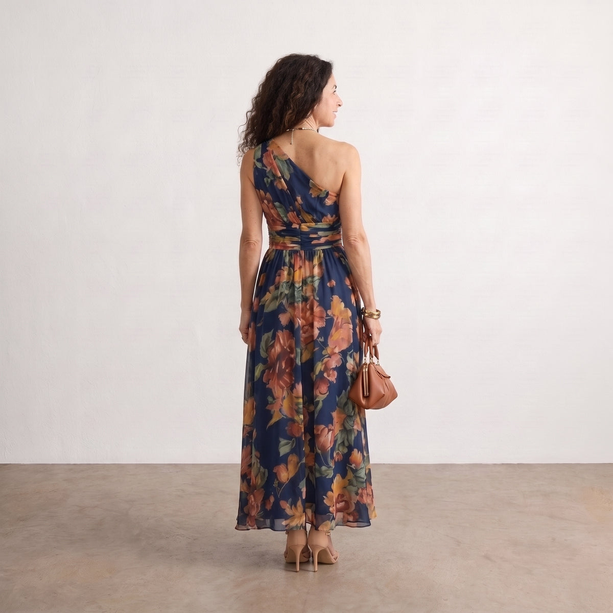 Vestido largo estampado asimétrico con tirante cruzado, espalda descubierta, tonos azul.