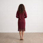 Vestido midi granate de punto con flecos en el bajo