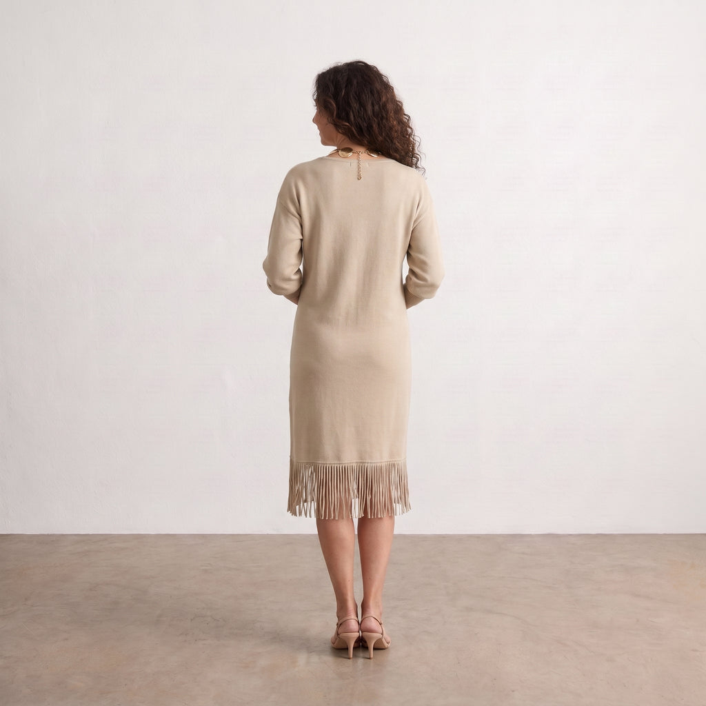 Vestido midi beige de punto con flecos en el bajo