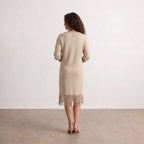 Vestido midi beige de punto con flecos en el bajo