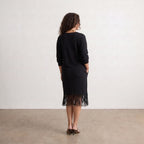 Vestido midi negro de punto con flecos en el bajo