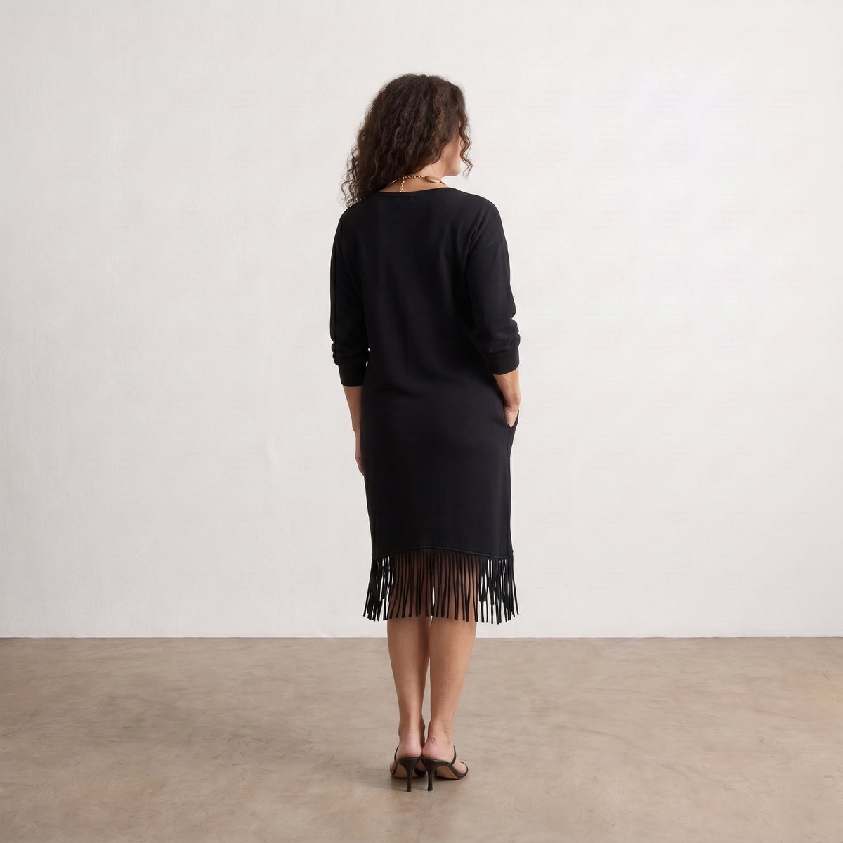 Vestido midi negro de punto con flecos en el bajo