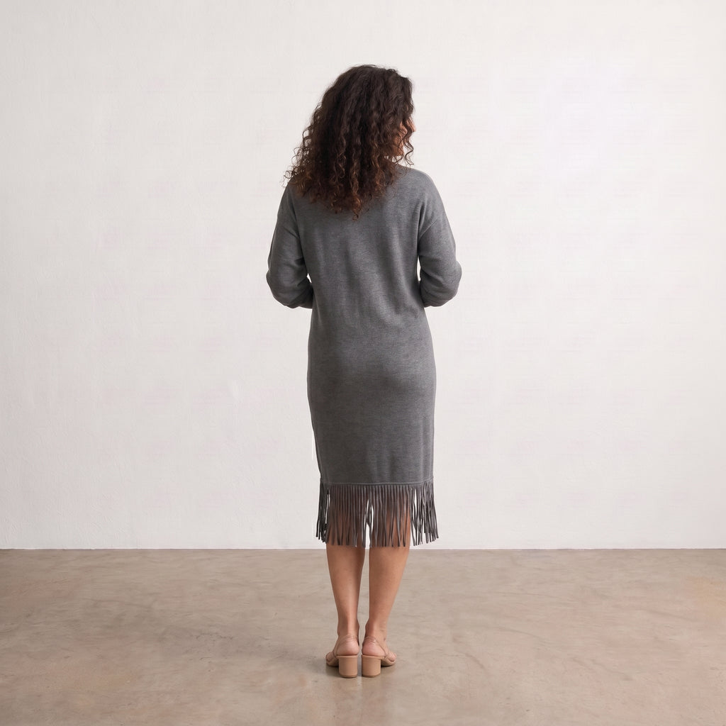 Vestido midi gris de punto con flecos en el bajo