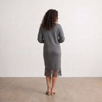 Vestido midi gris de punto con flecos en el bajo
