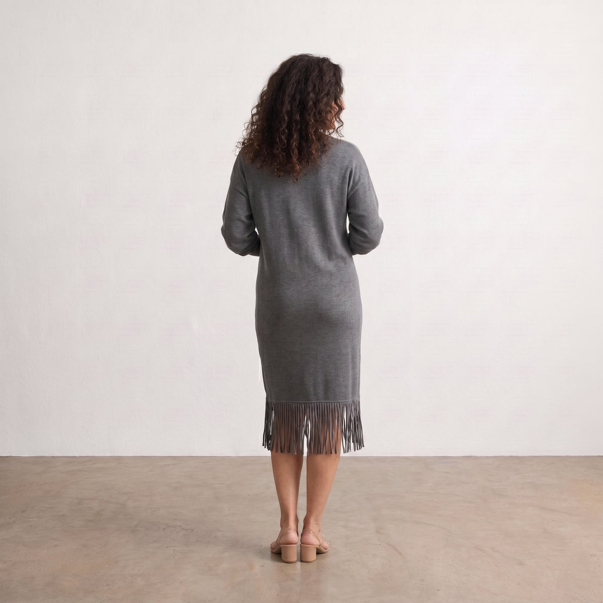 Vestido midi gris de punto con flecos en el bajo
